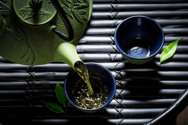 Lahodný zelený čaj v asijské restauraci na černý stůl — Stock fotografie