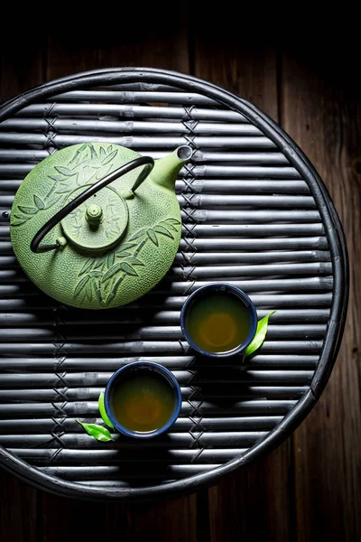 Chutný zelený čaj v asijské restauraci na černý stůl — Stock fotografie