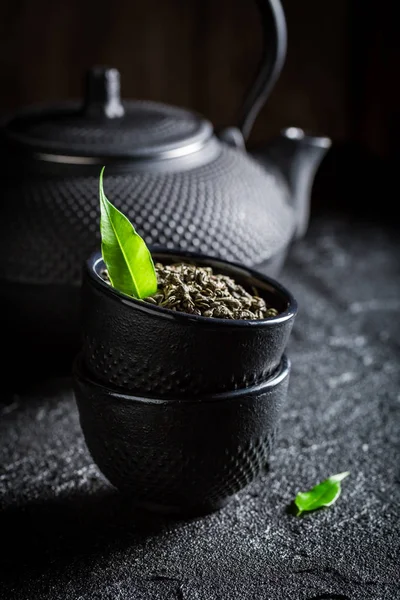 Užijte si zelený čaj v asijské restauraci na černé skále — Stock fotografie