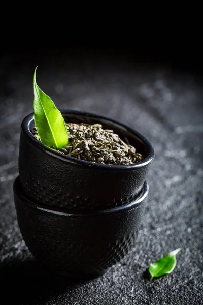 Sabroso té verde en el restaurante asiático en roca negra —  Fotos de Stock