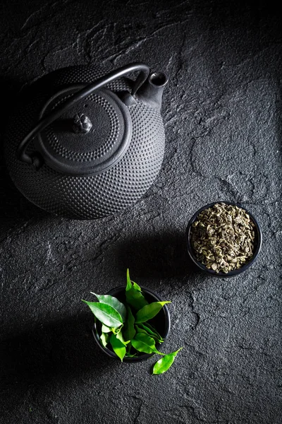 Fresh green tea in Asian restaurant on black rock — Stock Photo, Image