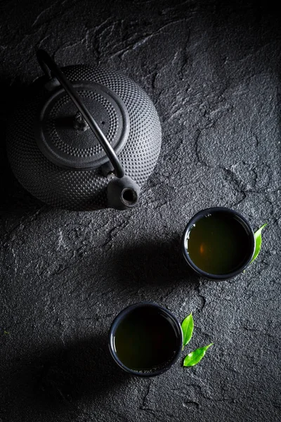 Здоровый зеленый чай в азиатском ресторане на черной скале — стоковое фото