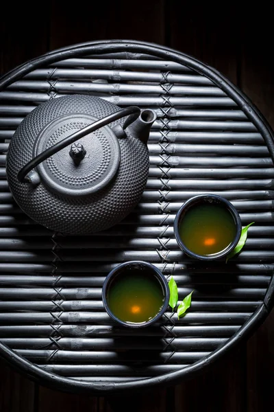 Čerstvý zelený čaj v asijské restauraci na černý stůl — Stock fotografie