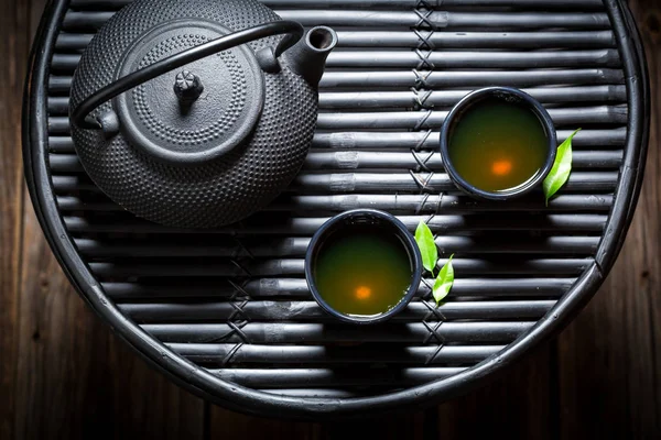 Egészséges gyógynövény tea teáskanna a fekete asztal — Stock Fotó
