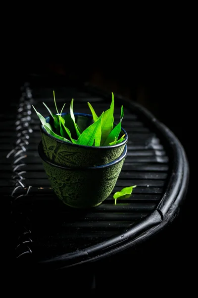 Disfrute de su té verde en el restaurante asiático en la mesa negra —  Fotos de Stock