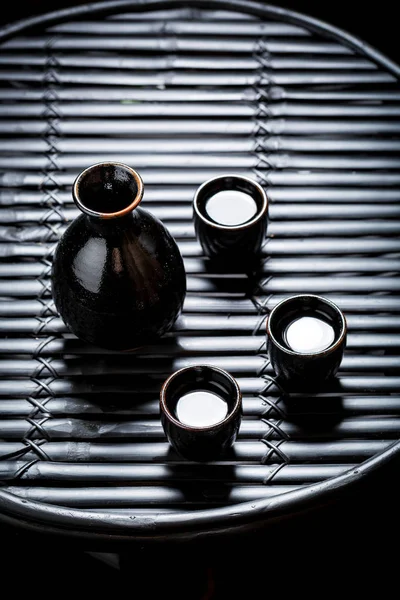 Připraven k pití saké v asijské restauraci na černý stůl — Stock fotografie