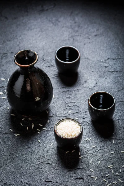 Připraven k pití saké v asijské restauraci na černé skále — Stock fotografie
