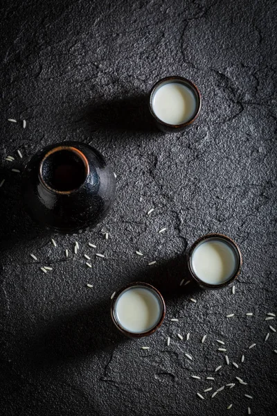 Silné saké v asijské restauraci na černé skále — Stock fotografie