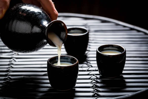 Smakelijke sake in Aziatisch restaurant op zwarte lijst — Stockfoto