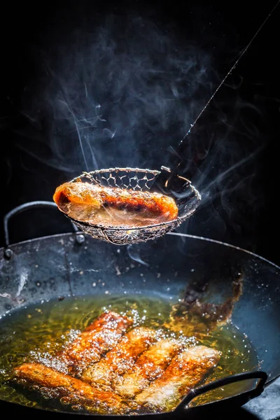 Вкусные весенние рулоны, жарящиеся на сковороде — стоковое фото