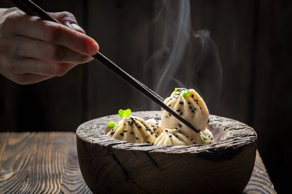 Homemade and hot manti dumplings in wooden bowl — Stock Photo, Image