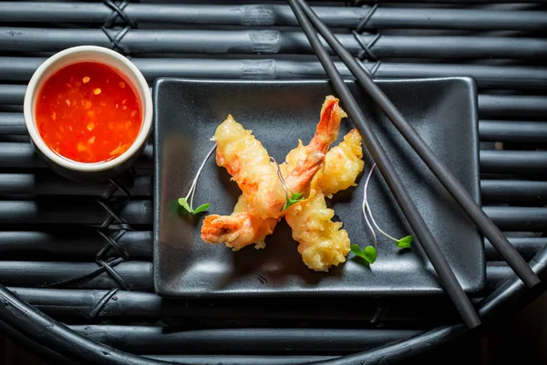 Senin karides tempura tatlı ve ekşi sos ile keyfini çıkarın — Stok fotoğraf
