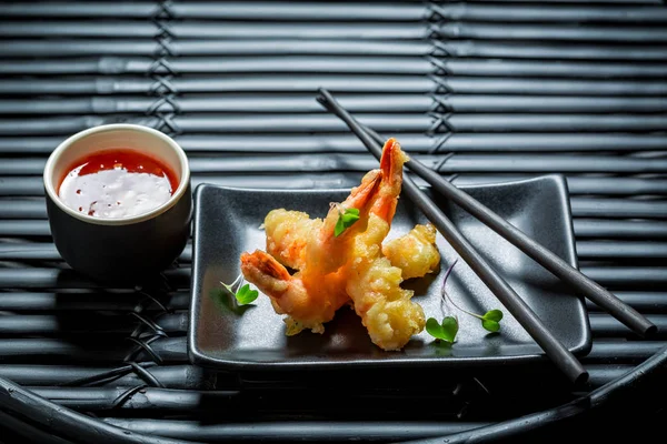 Lezzetli karides tempura tatlı ve ekşi sos ile — Stok fotoğraf