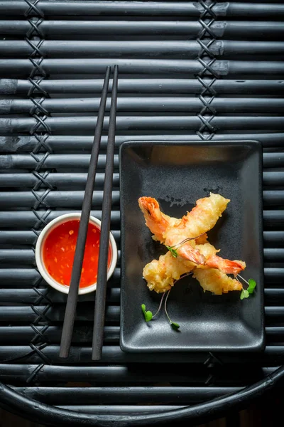 Gamberetti gustosi in tempura con salsa agrodolce — Foto Stock