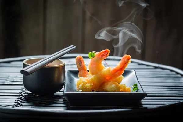 Camarão delicioso em tempura com molho vermelho — Fotografia de Stock