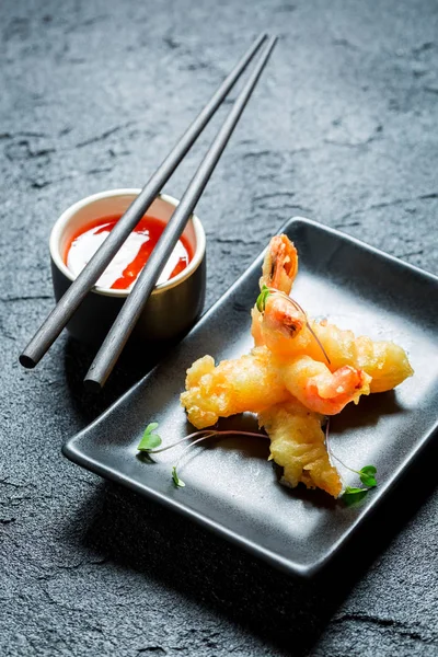 Sıcak karides tempura kırmızı sos ile — Stok fotoğraf