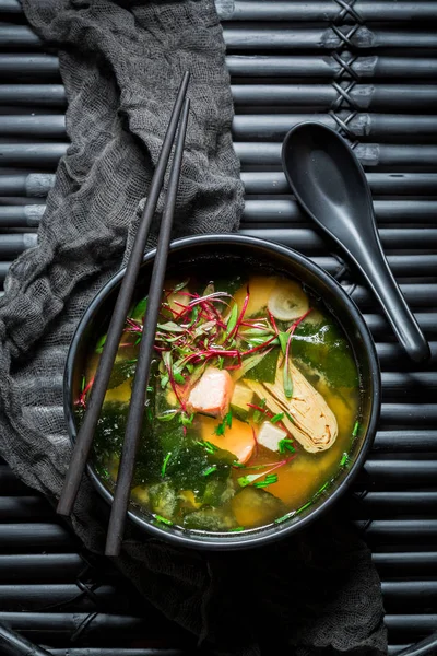 Sup miso lezat dengan salmon dalam mangkuk hitam — Stok Foto
