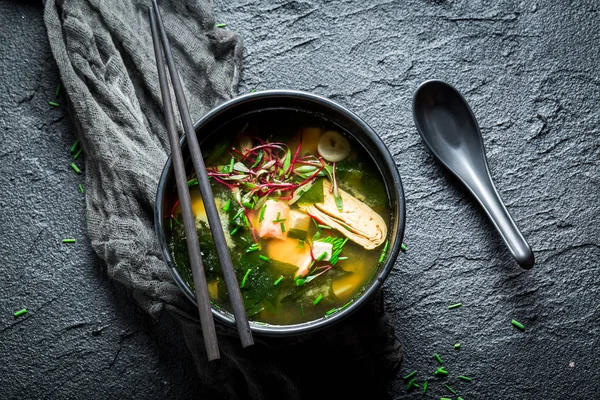 Sup miso panas dengan salmon dalam mangkuk hitam — Stok Foto