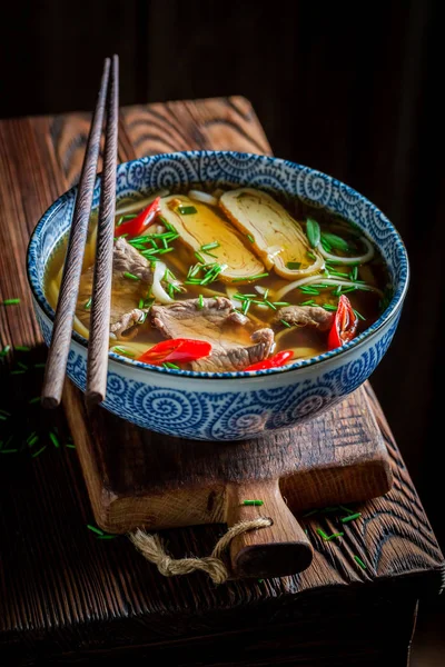 Sup kari merah lezat dengan daging sapi dan mie — Stok Foto