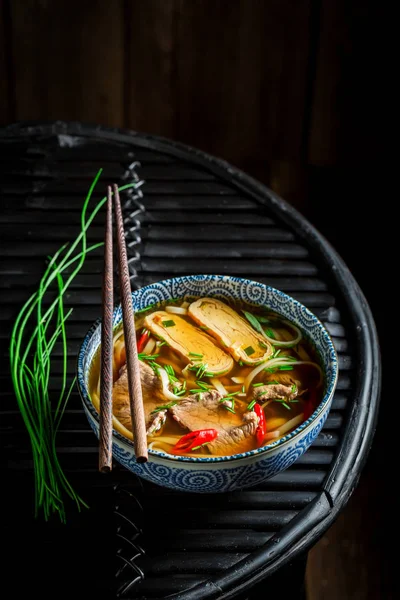 Sup kari merah panas dengan daging sapi dan mie — Stok Foto