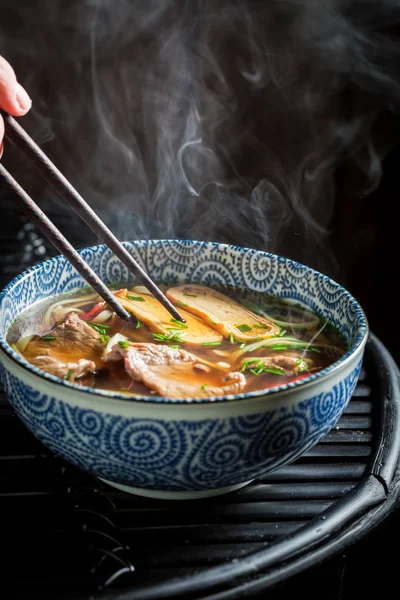 Kaldu Thai lezat dengan daging sapi dan mie — Stok Foto