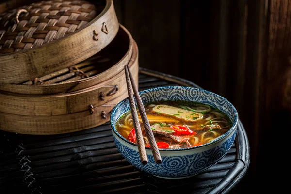 Sup kari merah lezat dengan daging sapi dan mie — Stok Foto