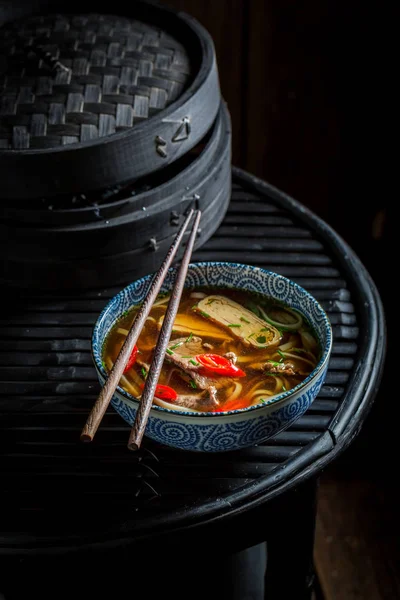 Sopa de curry rojo caliente en tazón negro con palillos — Foto de Stock