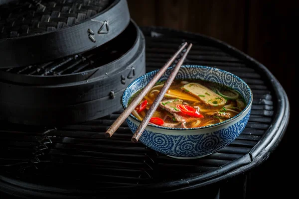 Nikmati sup kari merah Anda dengan daging sapi dan mie — Stok Foto