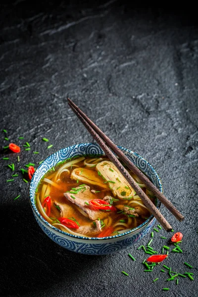 Ciesz się zupę Red Curry w misce czarny pałeczkami — Zdjęcie stockowe