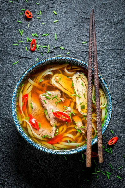 Kaldu Thai panas dengan daging sapi dan mie — Stok Foto