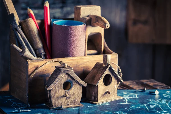 Project van kleine Vogelhuis/waterbak in houten atelier — Stockfoto