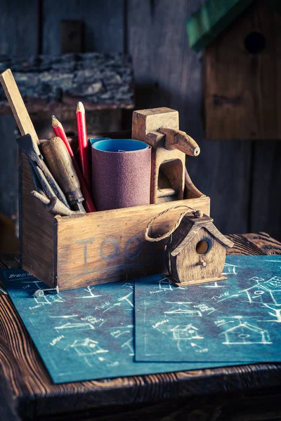 Vintage liten fågel hus för kall vinter — Stockfoto