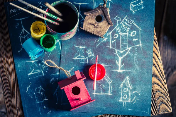 Vintage kleine vogel huis in houten atelier — Stockfoto