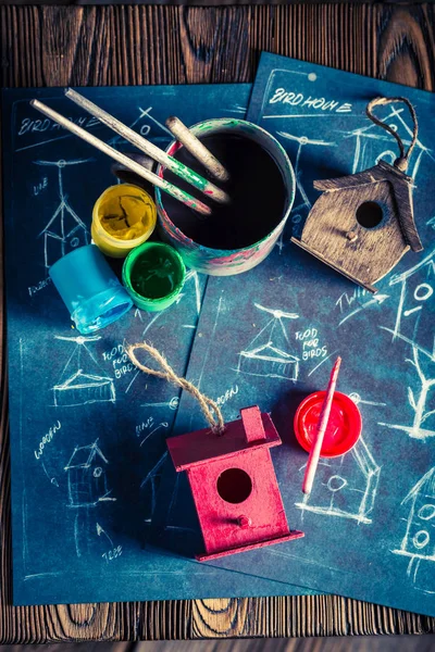 Zelfgemaakte kleine vogel huis in houten atelier — Stockfoto