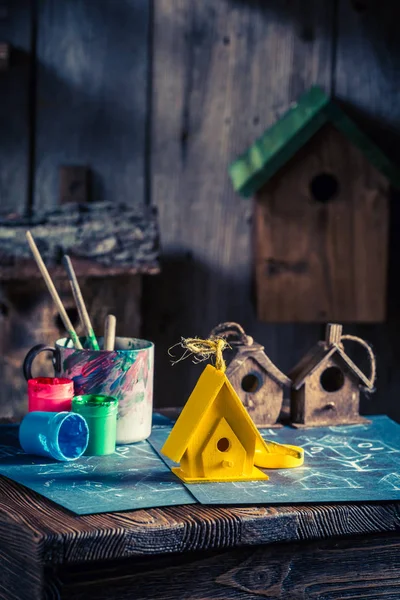 Zelfgemaakte huis voor vogels voor de koude winter — Stockfoto