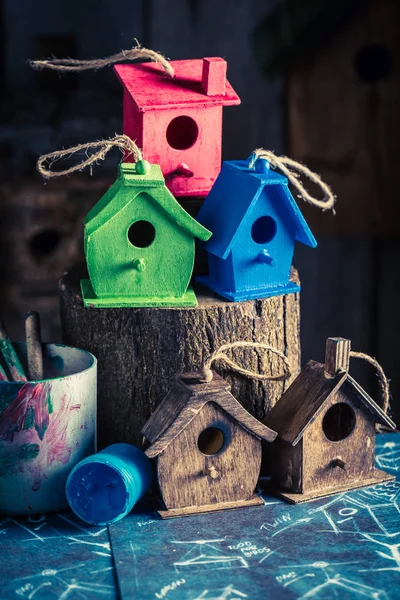 Zelfgemaakte kleine vogel huis en bouw regeling — Stockfoto