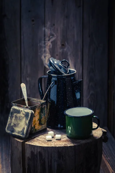 Frissen készült fekete kávé a fa stump — Stock Fotó