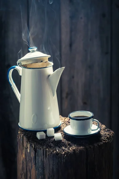 Café preto quente e aromático no toco de madeira — Fotografia de Stock