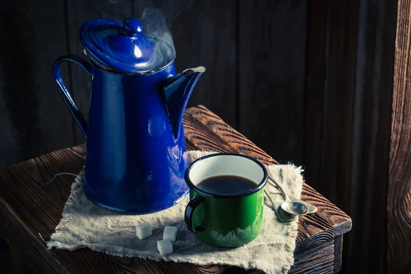 Свежеприготовленный черный кофе холодной зимой — стоковое фото
