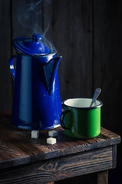 Café preto aromático e quente em cabana de madeira — Fotografia de Stock