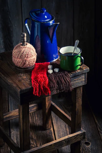 Frisch zubereiteter schwarzer Kaffee im Holzhaus — Stockfoto