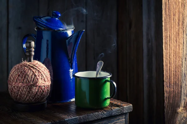 Frisch gerösteter schwarzer Kaffee im Holzhaus — Stockfoto