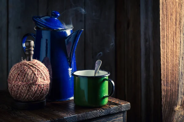 Café noir fraîchement torréfié dans un chalet en bois — Photo