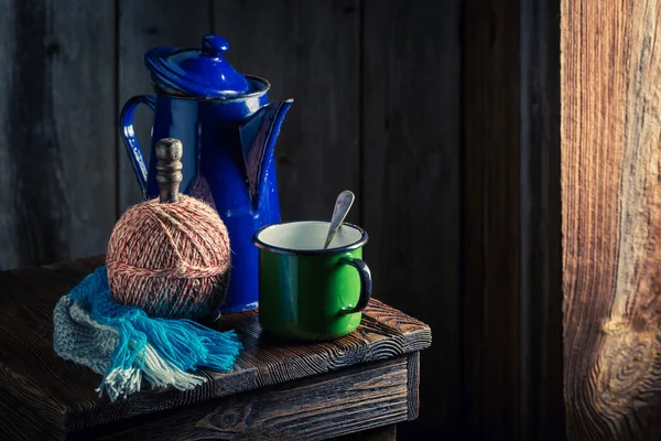 Café fraîchement moulu sur souche et foulard en bois — Photo