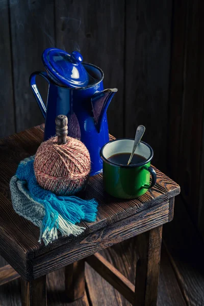 Café aromático y caliente y cafetera y bufanda —  Fotos de Stock