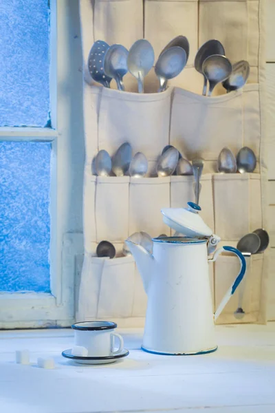 Tazza fresca e caffettiera con cucchiai dalla finestra congelata — Foto Stock