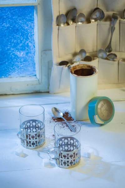 新鮮なカップとスプーン冬のコーヒー ポット — ストック写真