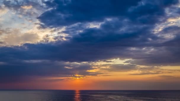 Crepúsculo deslumbrante sobre o mar Báltico com barcos flutuantes, Polônia, 4k, Timelapse — Vídeo de Stock