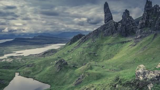 Nuvem dramática sobre Old Man Storr na Escócia, 4k, timelapse — Vídeo de Stock