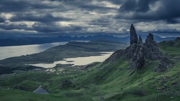 Dramatyczne chmury nad staruszek Storr, Szkocji, 4k, timelapse — Wideo stockowe
